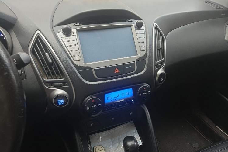 Used Hyundai ix35 2015 2.0L Automatic 2WD Smart Version China V Standard Audio And AC Panel