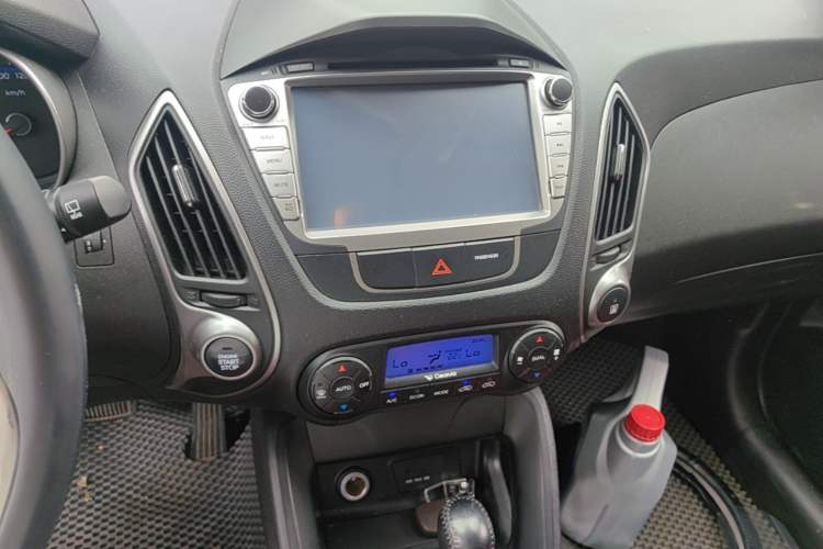 Used Hyundai ix35 2015 2.0L Automatic 2WD Smart Version China V Standard Audio And AC Panel