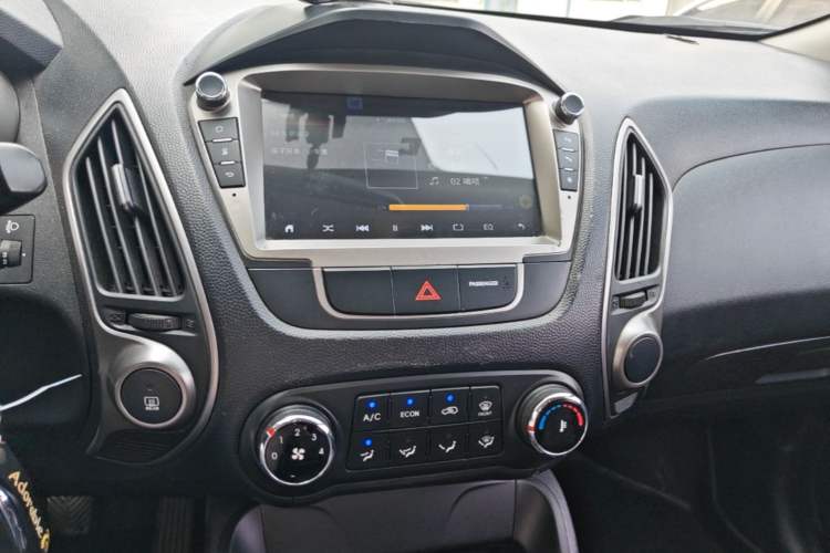 Used Hyundai ix35 2015 2.0L Manual Two-Wheel Drive Comfort Version China V Standard Audio And AC Panel