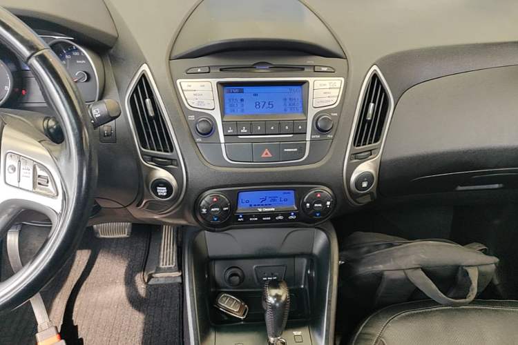 Used Hyundai ix35 2015 2.0L Automatic 2WD Smart Version China V Standard Audio And AC Panel