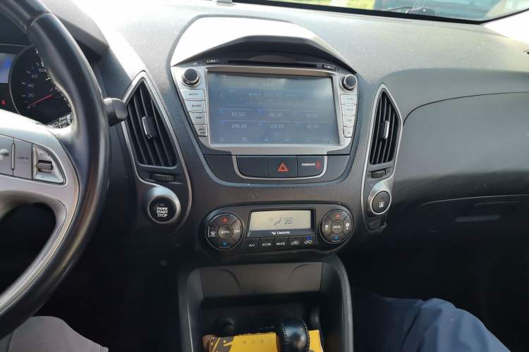Used Hyundai ix35 2015 2.0L Automatic 2WD Smart Version China V Standard Audio And AC Panel
