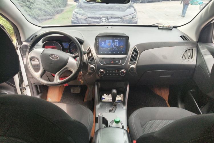Used Hyundai ix35 2015 2.0L Automatic 2WD Comfort Edition China V Standard Center Console