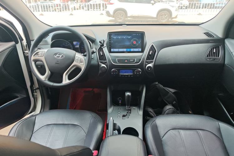 Used Hyundai ix35 2015 2.0L Automatic 2WD Smart Version China V Standard Center Console