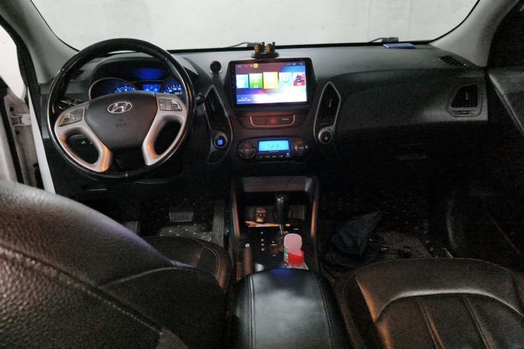 Used Hyundai ix35 2015 2.0L Automatic 2WD Smart Type China IV Center Console