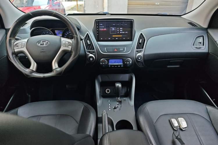 Used Hyundai ix35 2015 2.0L Automatic 2WD Smart Type China IV Center Console