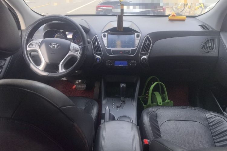 Used Hyundai ix35 2015 2.0L Automatic 2WD Smart Version China V Standard Center Console