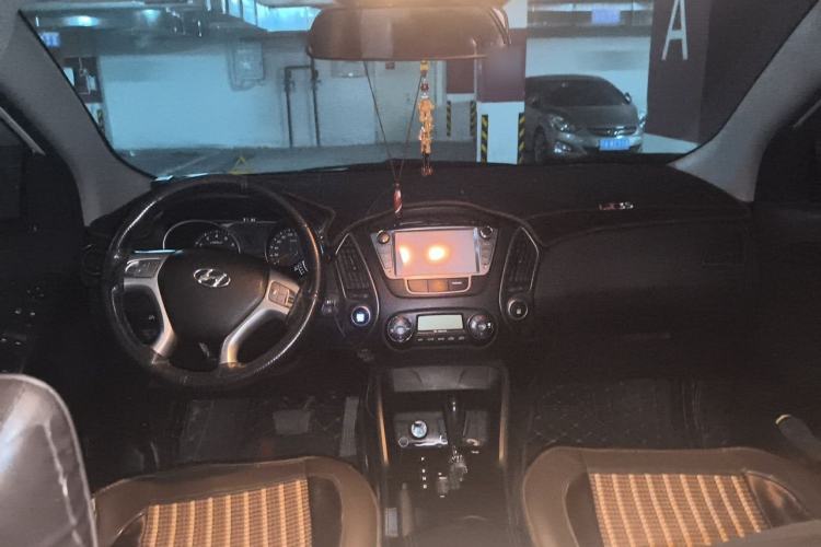 Used Hyundai ix35 2015 2.0L Automatic 2WD Smart Type China IV Center Console