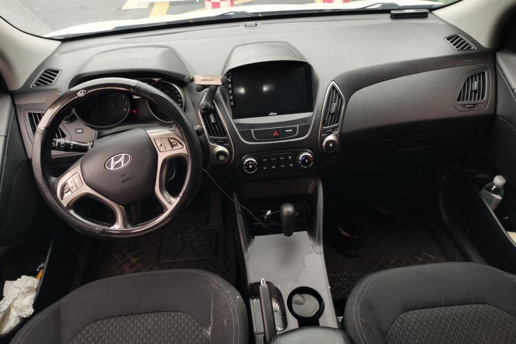 Used Hyundai ix35 2015 2.0L Automatic 2WD Comfort Edition China IV Standard Center Console