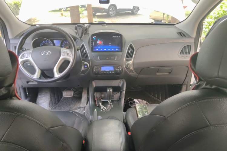 Used Hyundai ix35 2015 2.0L Automatic 2WD Smart Version China V Standard Center Console
