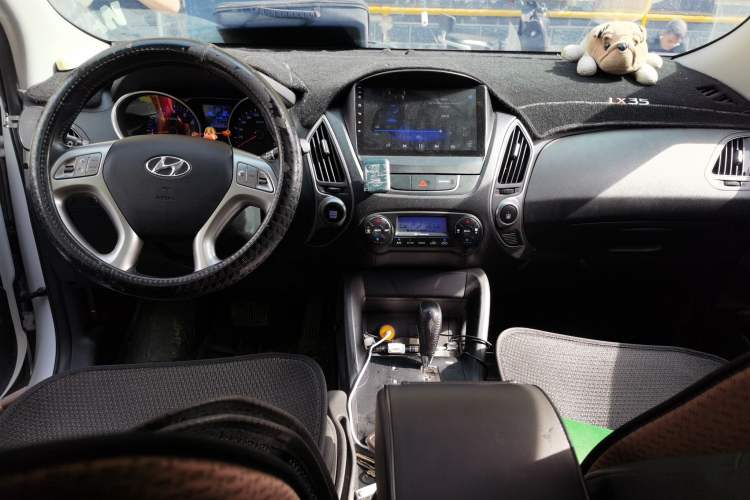 Used Hyundai ix35 2015 2.0L Automatic 2WD Smart Type China IV Center Console