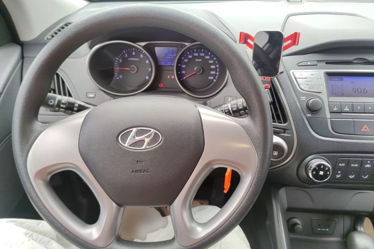 Used Hyundai ix35 2015 2.0L Automatic 2WD Comfort Edition China V Standard Center Console