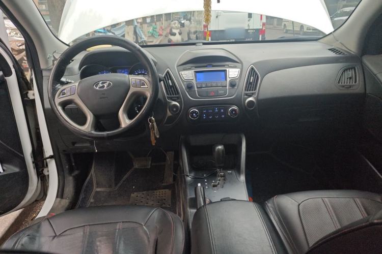 Used Hyundai ix35 2015 2.0L Automatic 2WD Comfort Edition China IV Standard Center Console