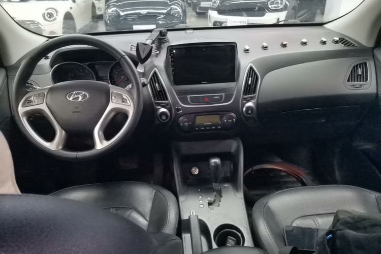 Used Hyundai ix35 2015 2.0L Automatic 2WD Smart Version China V Standard Center Console