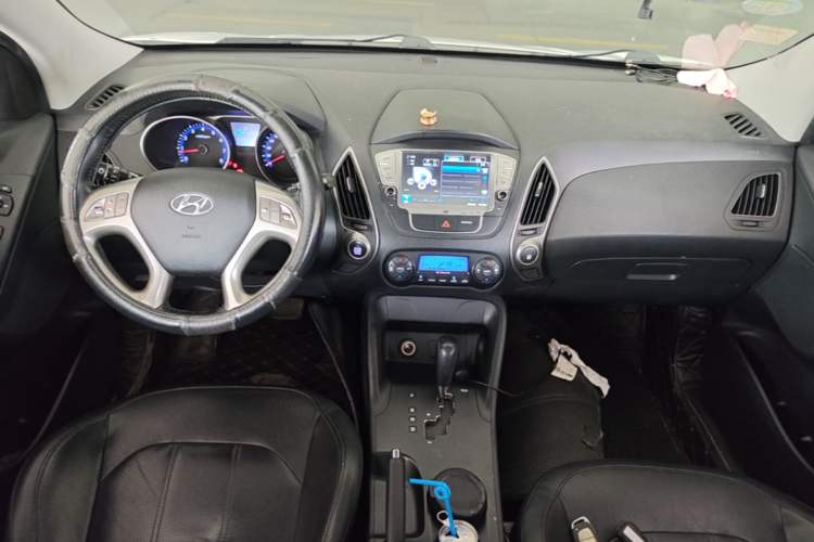 Used Hyundai ix35 2015 2.0L Automatic 2WD Smart Version China V Standard Center Console