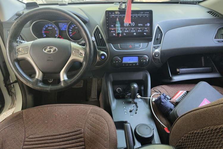 Used Hyundai ix35 2015 2.0L Automatic 2WD Smart Type China IV Center Console