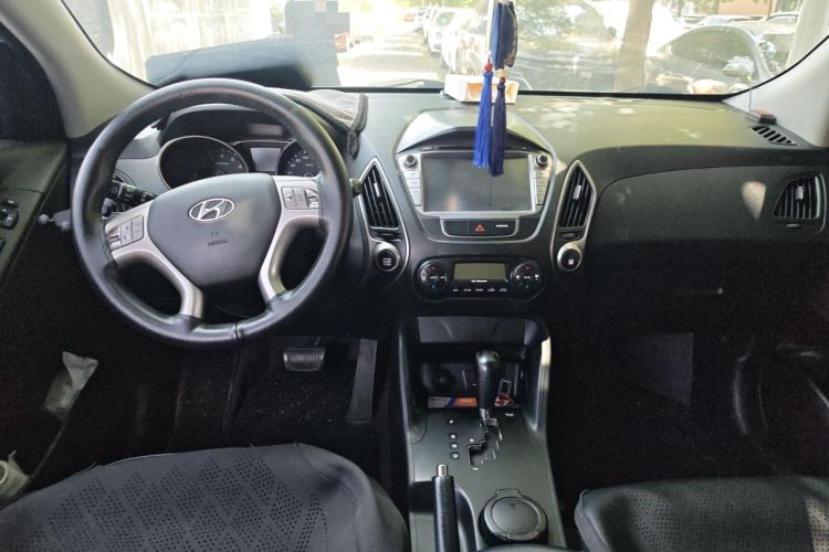 Used Hyundai ix35 2015 2.0L Automatic 2WD Smart Type China IV Center Console