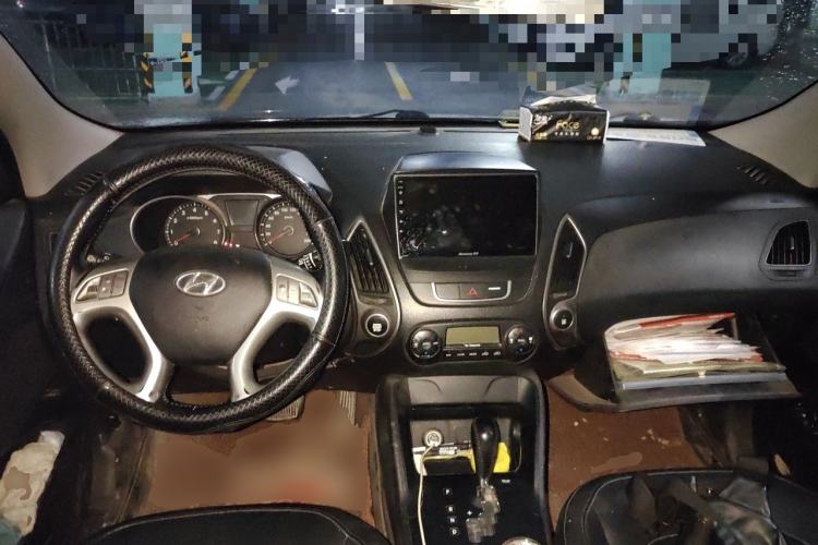 Used Hyundai ix35 2015 2.0L Automatic 2WD Smart Type China IV Center Console