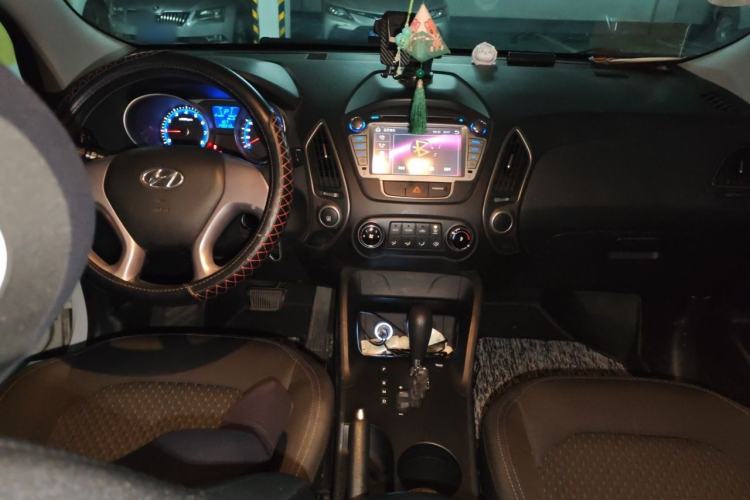 Used Hyundai ix35 2015 2.0L Automatic 2WD Comfort Edition China IV Standard Center Console