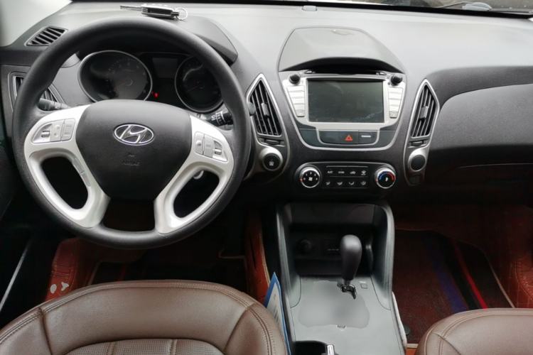 Used Hyundai ix35 2015 2.0L Automatic 2WD Comfort Edition China IV Standard Center Console