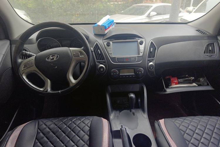 Used Hyundai ix35 2015 2.0L Automatic 2WD Smart Type China IV Center Console