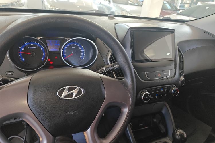 Used Hyundai ix35 2015 2.0L Manual Two-Wheel Drive Comfort Version China IV Standard Center Console