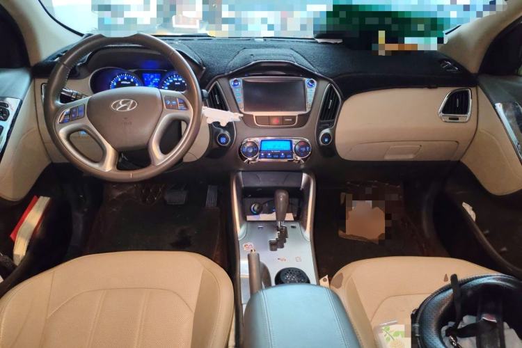 Used Hyundai ix35 2015 2.0L Automatic 2WD Smart Type China IV Center Console