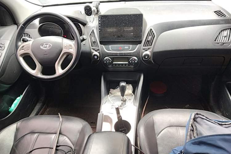 Used Hyundai ix35 2015 2.0L Automatic 2WD Smart Type China IV Center Console
