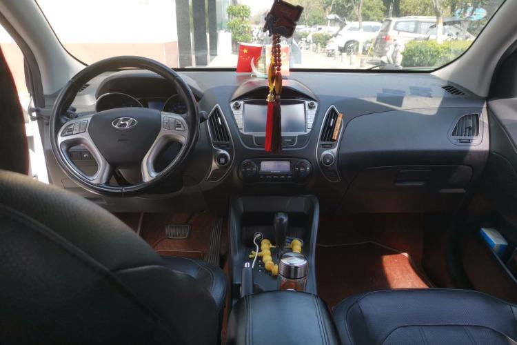 Used Hyundai ix35 2015 2.0L Automatic 2WD Smart Type China IV Center Console