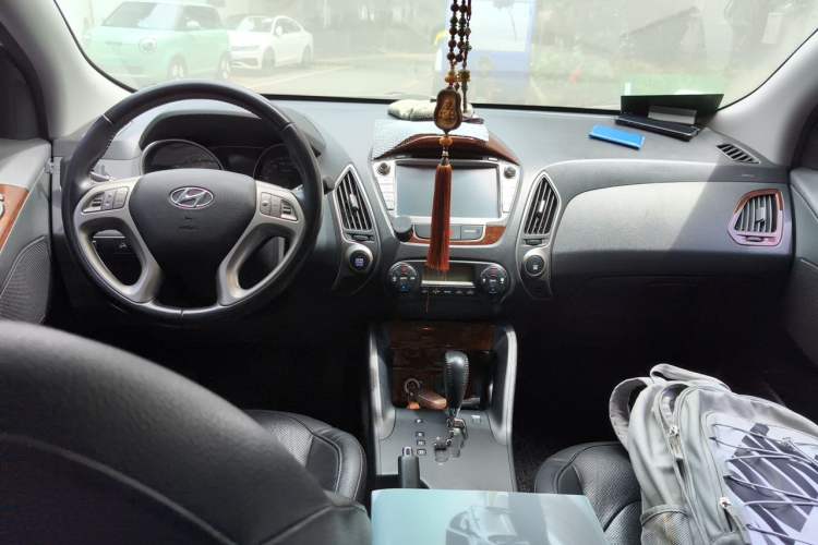 Used Hyundai ix35 2015 2.0L Automatic 2WD Smart Type China IV Center Console