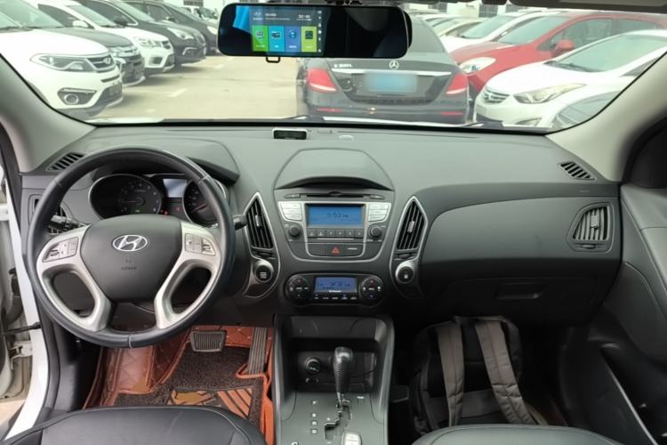 Used Hyundai ix35 2015 2.0L Automatic 2WD Smart Version China V Standard Center Console