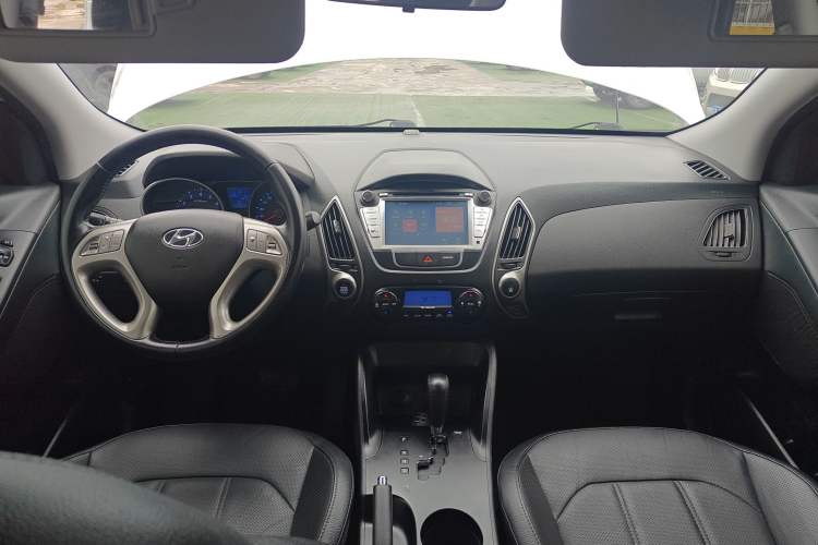 Used Hyundai ix35 2015 2.0L Automatic 2WD Smart Type China IV Center Console