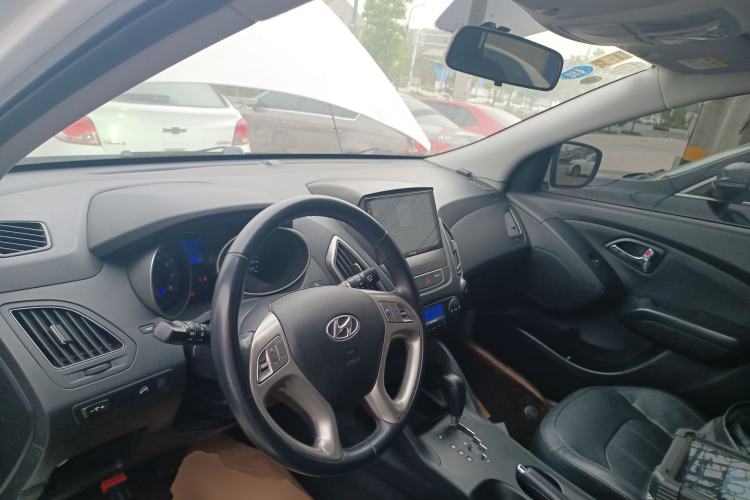 Used Hyundai ix35 2015 2.0L Automatic 2WD Smart Version China V Standard Center Console