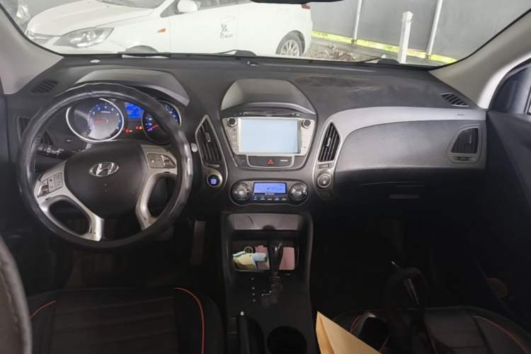 Used Hyundai ix35 2015 2.0L Automatic 2WD Smart Type China IV Center Console