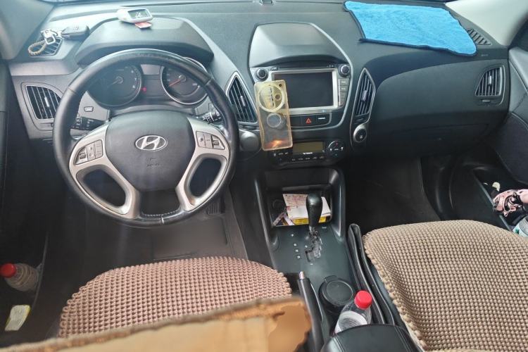 Used Hyundai ix35 2015 2.0L Automatic 2WD Smart Type China IV Center Console