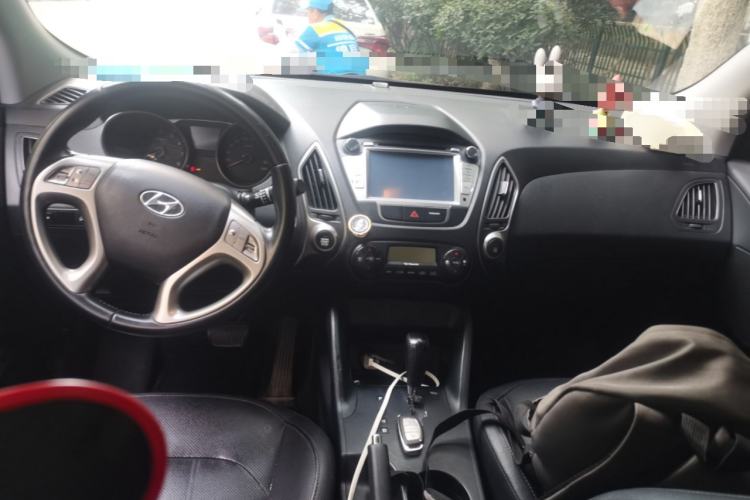 Used Hyundai ix35 2015 2.0L Automatic 2WD Smart Type China IV Center Console
