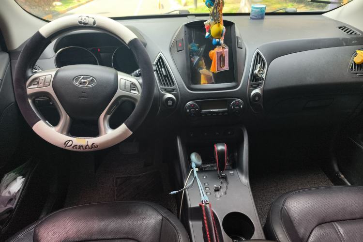 Used Hyundai ix35 2015 2.0L Automatic Two-Wheel Drive Leading Trim China IV Standard Center Console