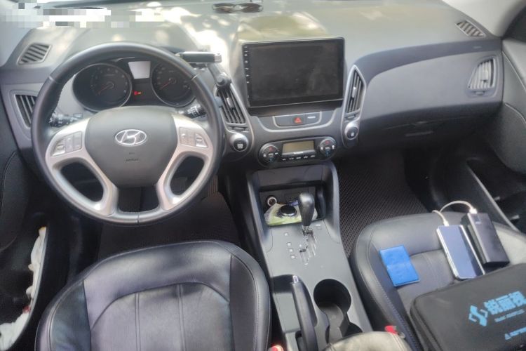 Used Hyundai ix35 2015 2.0L Automatic 2WD Smart Type China IV Center Console