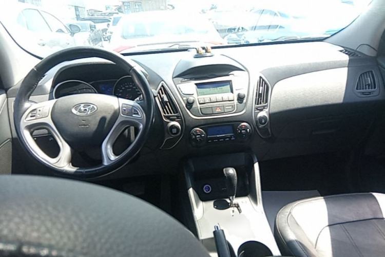 Used Hyundai ix35 2015 2.0L Automatic 2WD Smart Type China IV Center Console