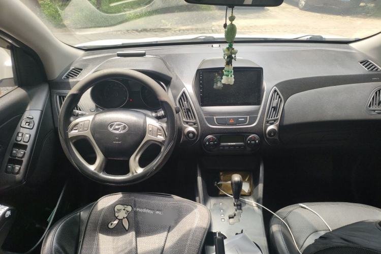 Used Hyundai ix35 2015 2.0L Automatic 2WD Smart Type China IV Center Console