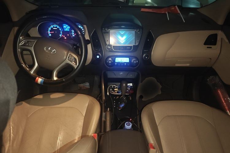 Used Hyundai ix35 2015 2.0L Automatic 2WD Smart Version China V Standard Center Console