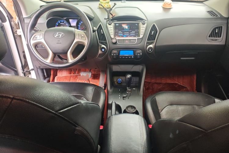 Used Hyundai ix35 2015 2.0L Automatic 2WD Smart Version China V Standard Center Console