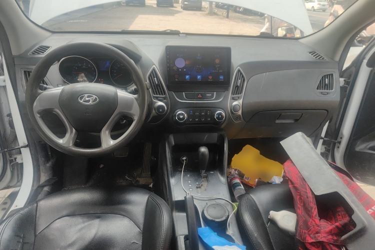 Used Hyundai ix35 2015 2.0L Automatic 2WD Comfort Edition China IV Standard Center Console