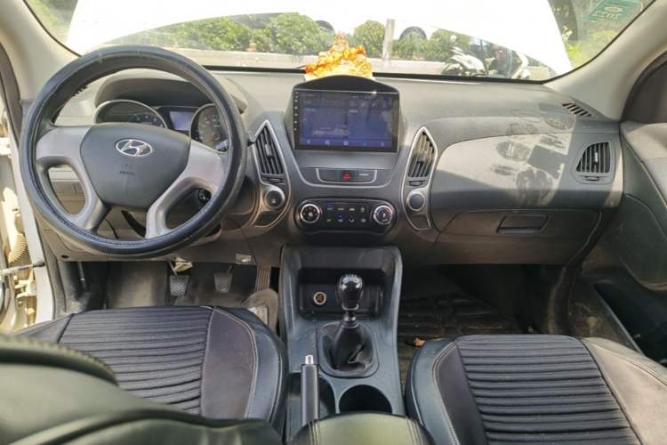 Used Hyundai ix35 2015 2.0L Manual Two-Wheel Drive Comfort Version China IV Standard Center Console