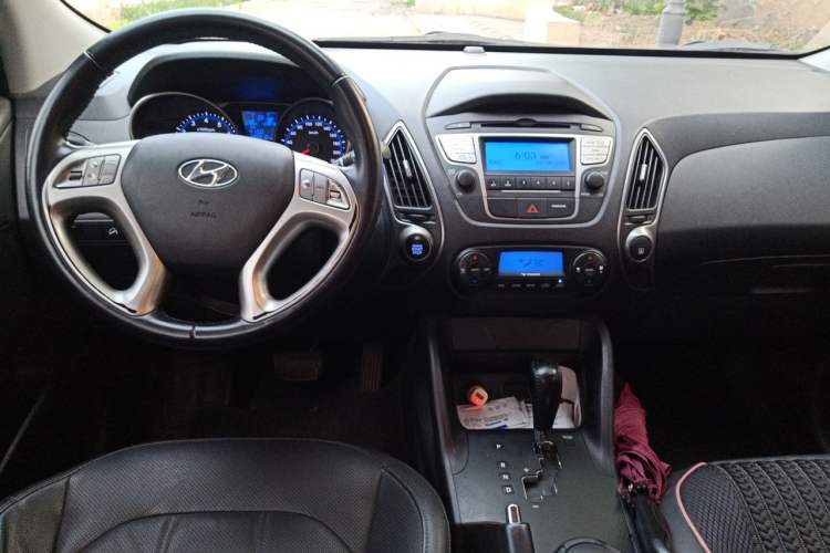 Used Hyundai ix35 2015 2.0L Automatic 2WD Smart Version China V Standard Center Console