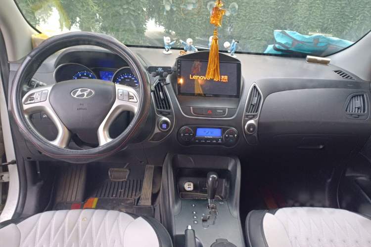 Used Hyundai ix35 2015 2.0L Automatic 2WD Smart Version China V Standard Center Console