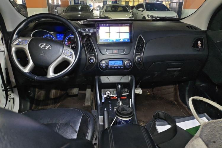 Used Hyundai ix35 2015 2.0L Automatic 2WD Smart Version China V Standard Center Console