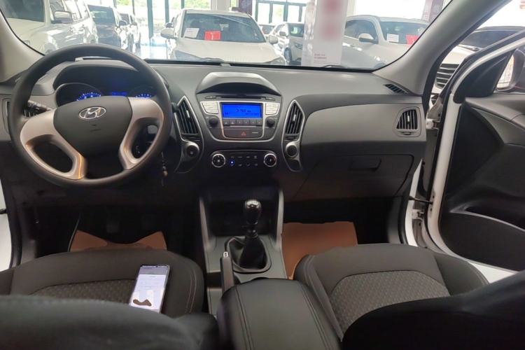 Used Hyundai ix35 2015 2.0L Manual Two-Wheel Drive Comfort Version China V Standard Center Console