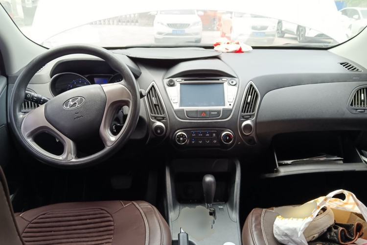 Used Hyundai ix35 2015 2.0L Automatic 2WD Comfort Edition China IV Standard Center Console