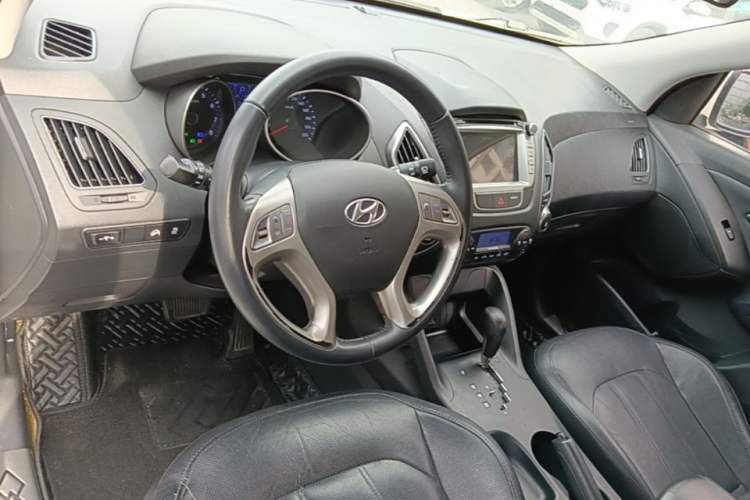 Used Hyundai ix35 2015 2.0L Automatic 2WD Smart Type China IV Center Console