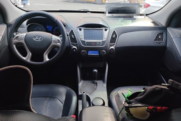 Used Hyundai ix35 2015 2.0L Automatic 2WD Smart Type China IV Center Console